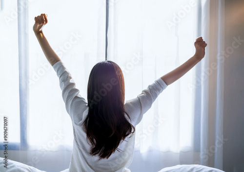 朝起きた女性と爽やかな部屋イメージ