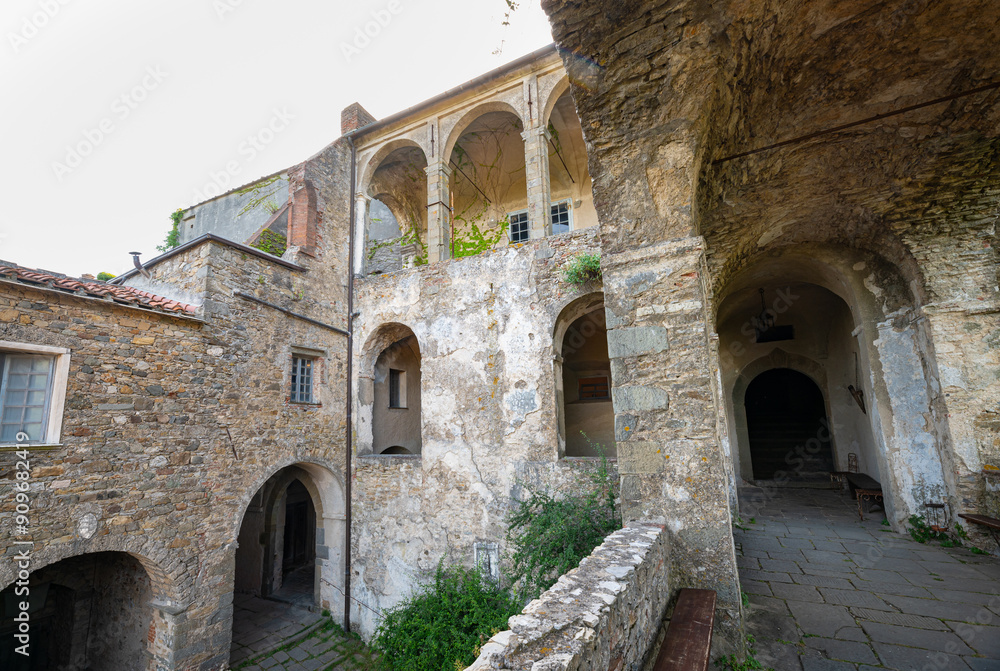 Φωτογραφία Inner part of the medieval castle of Fosdinovo in northern Tuscany, Italy