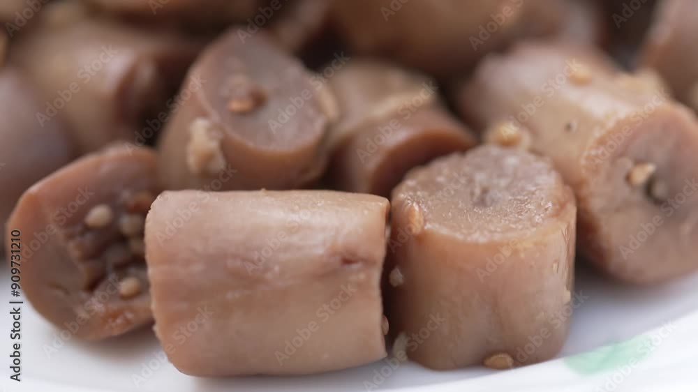 참깨가 곁들여져 맛있게 조려진 버섯 장조림 참깨가 곁들여져 맛있게 조려진 버섯 장조림
