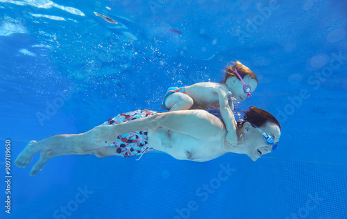 Obraz na płótnie Underwater Baby swimming w salonie