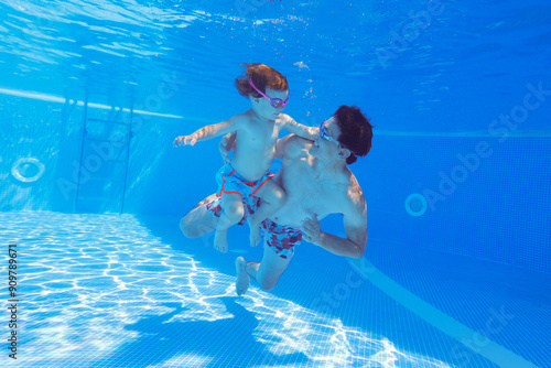 Obraz na płótnie Underwater Baby swimming w salonie