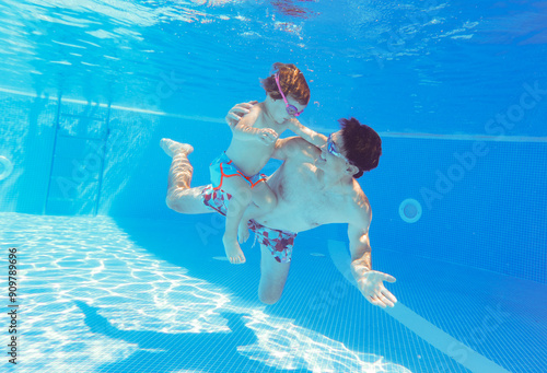 Obraz na płótnie Underwater Baby swimming w salonie