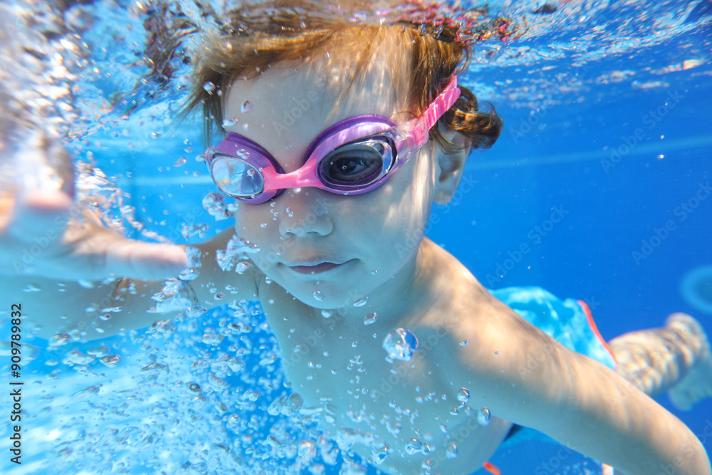 Naklejka premium Underwater Baby swimming