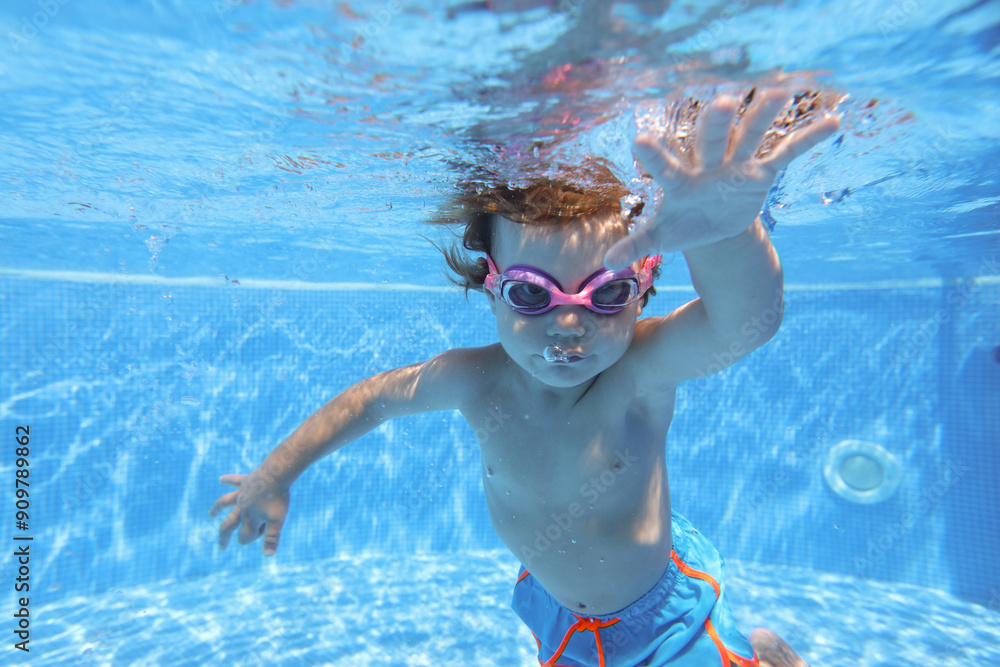 Underwater Baby swimming