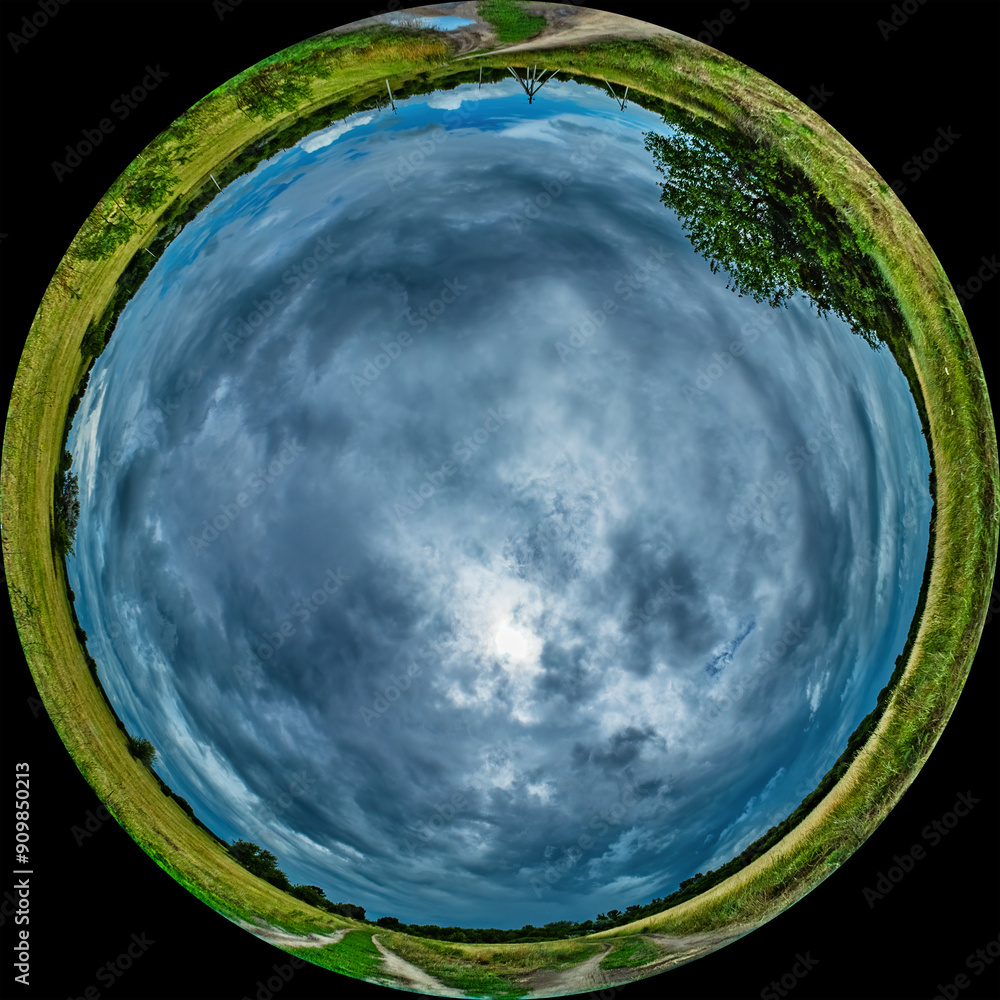 Φωτογραφία 360 degree circular panorama taken with fisheye lens in a meadow on a cloudy summer day with clouds in a dramatic sky