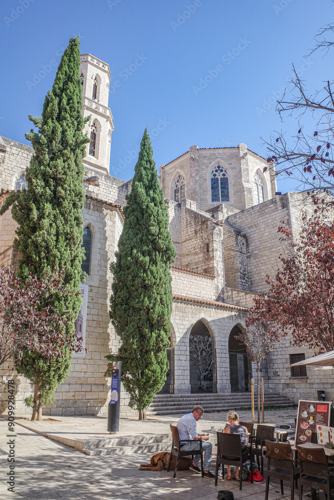 Φωτογραφία Figueres, Spain - 3 Aug, 2024: Exterior of the Esglesia de Sant Pere (St Peter's