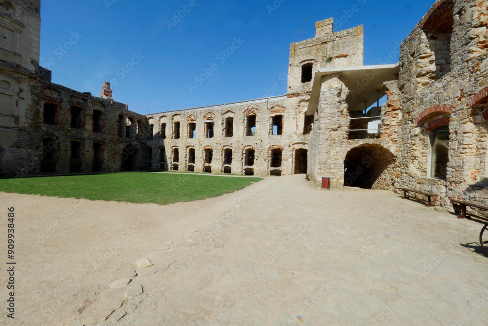Magia światła i cieni w starych murów zamku Krzyżtopór – ruiny zamku powstałej w latach 1621–1644 rezydencji pałacowej otoczone fortyfikacjami bastionowymi położonej w miejscowości Ujazd w Polsce