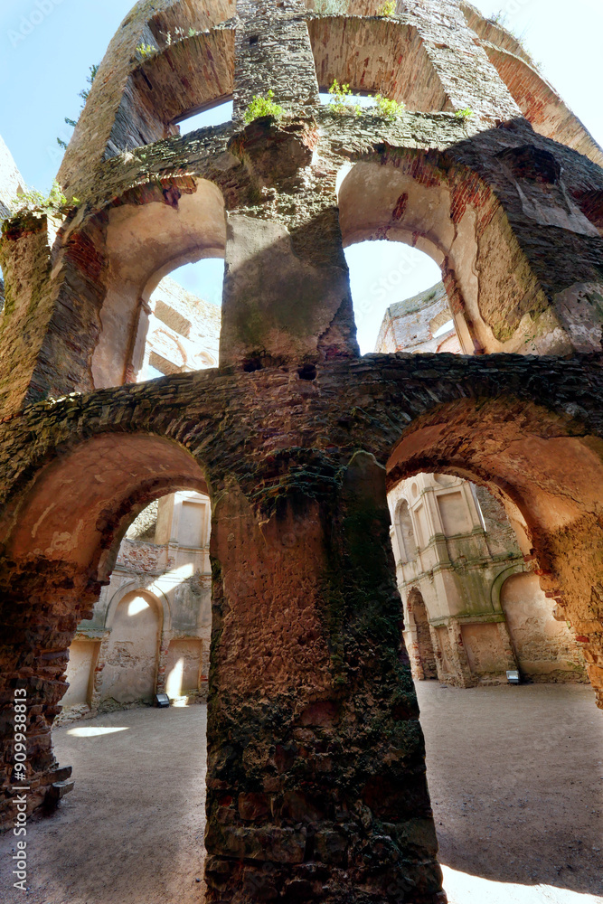 Magia światła i cieni w starych murów zamku Krzyżtopór – ruiny zamku powstałej w latach 1621–1644 rezydencji pałacowej otoczone fortyfikacjami bastionowymi położonej w miejscowości Ujazd w Polsce