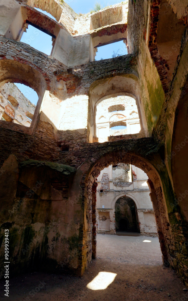 Magia światła i cieni w starych murów zamku Krzyżtopór – ruiny zamku powstałej w latach 1621–1644 rezydencji pałacowej otoczone fortyfikacjami bastionowymi położonej w miejscowości Ujazd w Polsce