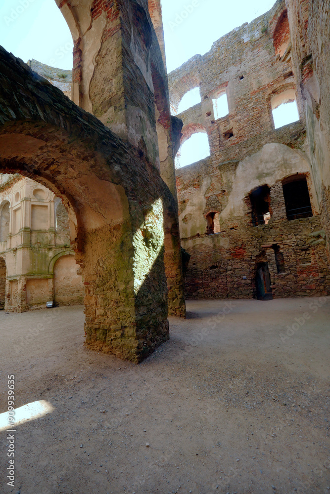 Magia światła i cieni w starych murów zamku Krzyżtopór – ruiny zamku powstałej w latach 1621–1644 rezydencji pałacowej otoczone fortyfikacjami bastionowymi położonej w miejscowości Ujazd w Polsce