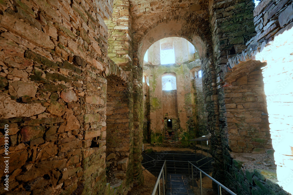 Magia światła i cieni w starych murów zamku Krzyżtopór – ruiny zamku powstałej w latach 1621–1644 rezydencji pałacowej otoczone fortyfikacjami bastionowymi położonej w miejscowości Ujazd w Polsce
