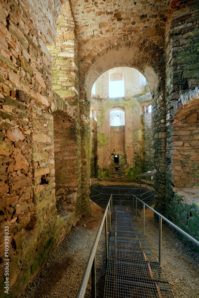 Magia światła i cieni w starych murów zamku Krzyżtopór – ruiny zamku powstałej w latach 1621–1644 rezydencji pałacowej otoczone fortyfikacjami bastionowymi położonej w miejscowości Ujazd w Polsce