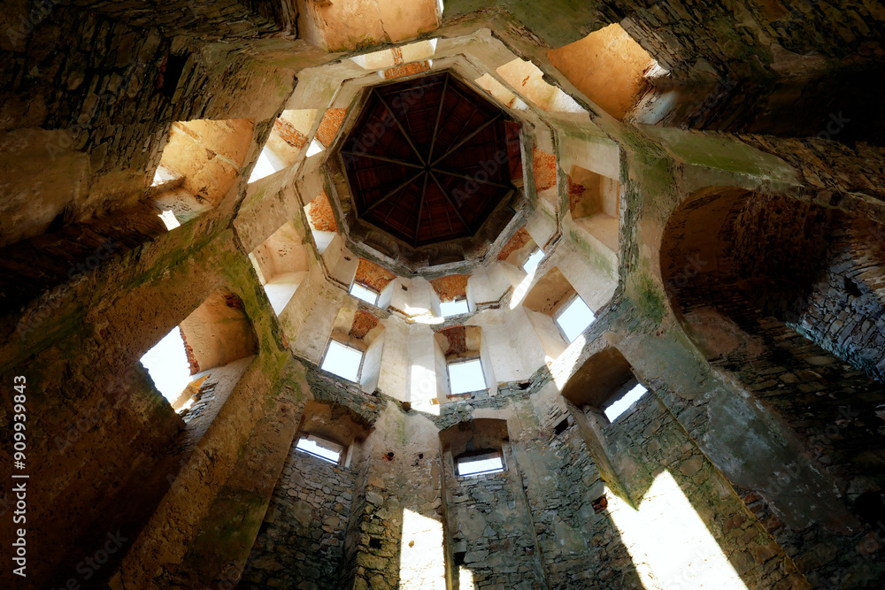 Magia światła i cieni w starych murów zamku Krzyżtopór – ruiny zamku powstałej w latach 1621–1644 rezydencji pałacowej otoczone fortyfikacjami bastionowymi położonej w miejscowości Ujazd w Polsce