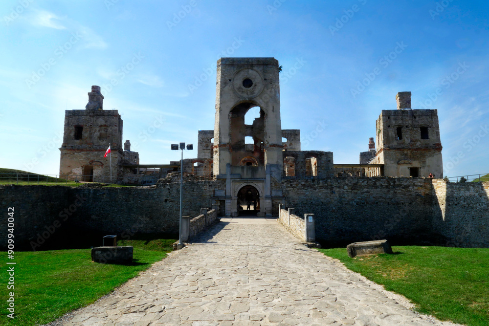 Magia światła i cieni w starych murów zamku Krzyżtopór – ruiny zamku powstałej w latach 1621–1644 rezydencji pałacowej otoczone fortyfikacjami bastionowymi położonej w miejscowości Ujazd w Polsce