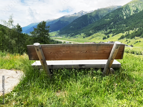 Obraz na płótnie Bench in swiss landscape in Alps. w salonie