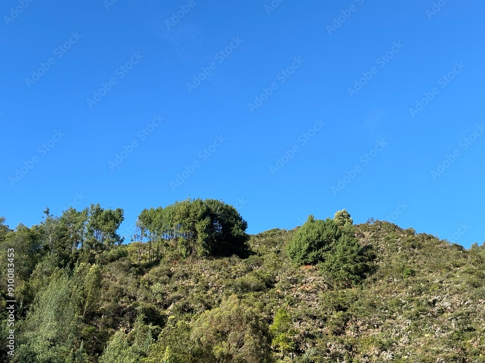 Paisaje de Montaña hermosa con cielo azul Paisaje de Montaña hermosa con cielo azul