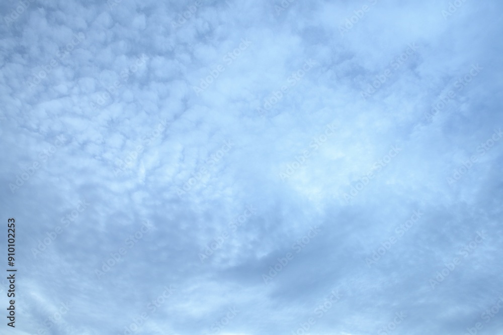 Obraz premium Wispy Cirrus Clouds in a Blue Sky