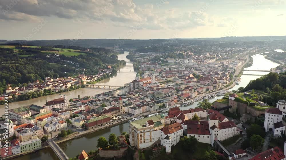 Passau ist ein Stadt in Niederbayern, Deutschland. Passau liegt am Zusammenfluss von Donau, Inn und Ilz . Passau ist ein Stadt in Niederbayern, Deutschland. Passau liegt am Zusammenfluss von Donau, Inn und Ilz .