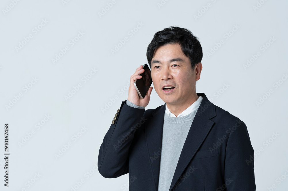 電話をする50代男性