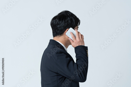電話をする50代男性の横顔