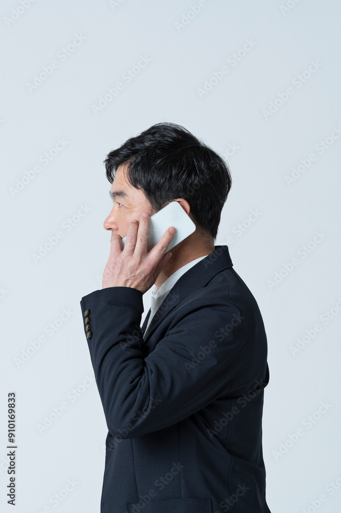 電話をする50代男性の横顔