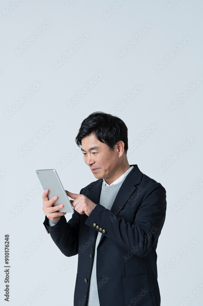 タブレット端末を使う50代男性