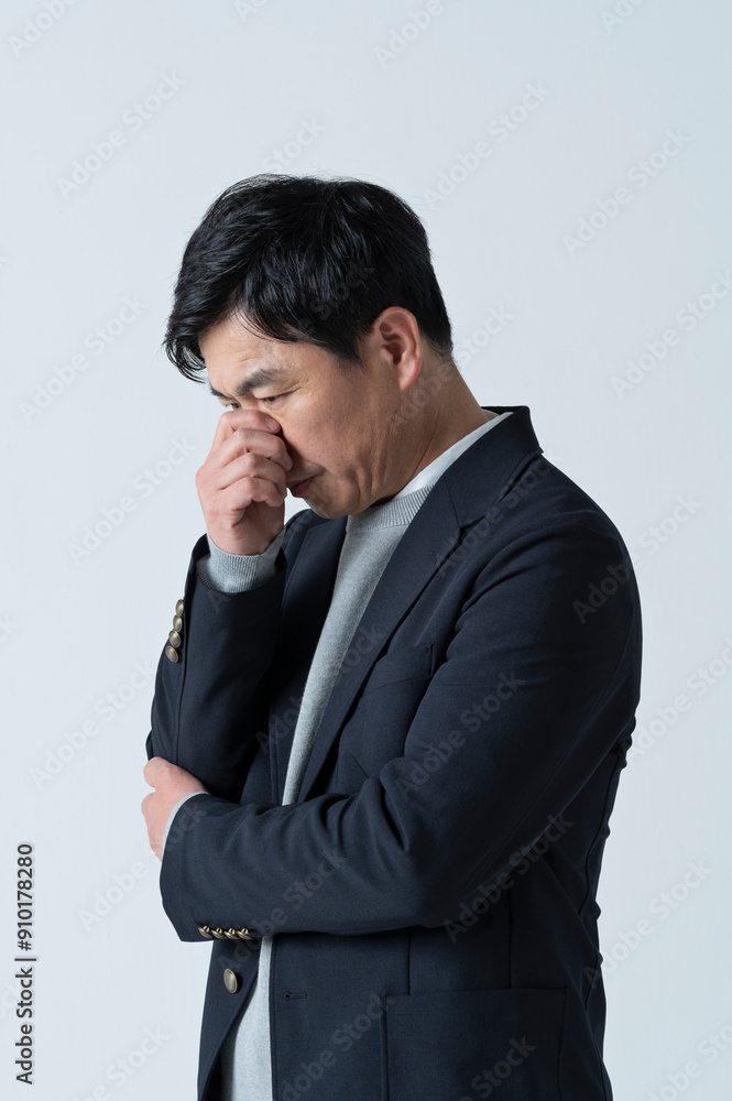 シリアスな表情をした50代男性 シリアスな表情をした50代男性