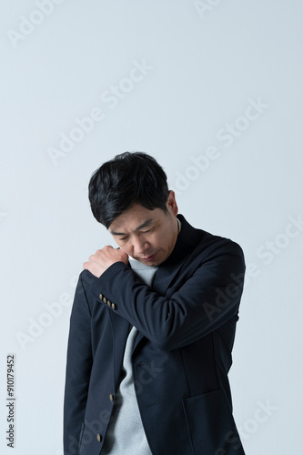 肩こりに悩む50代男性