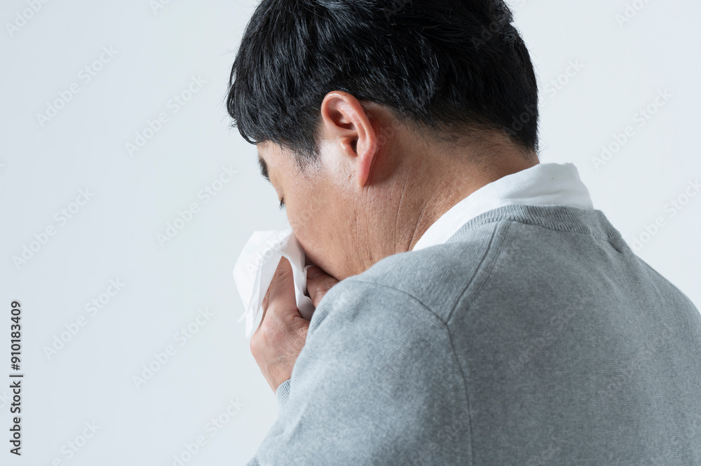 Obraz premium 鼻をかむ50代男性