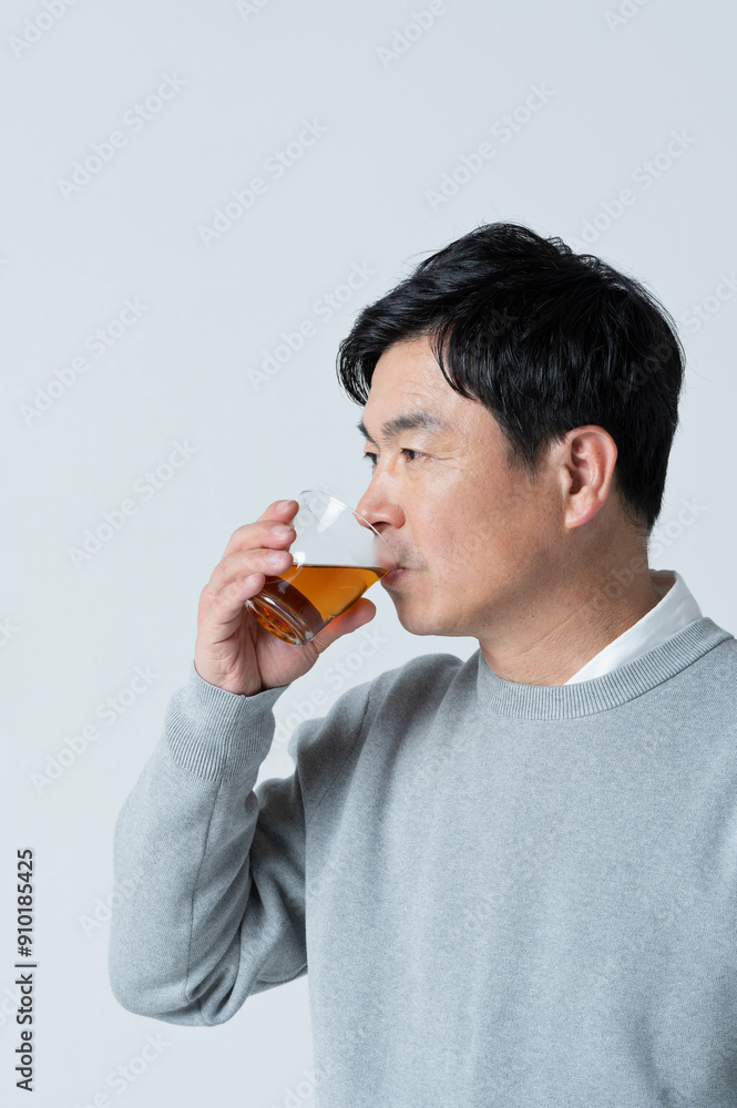 お茶を飲む50代男性