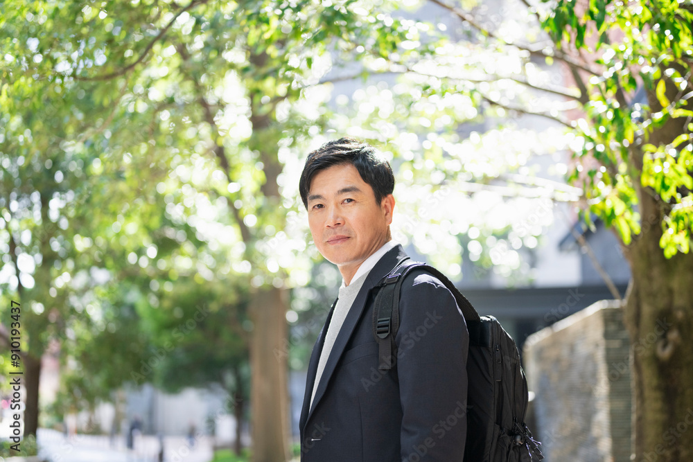 街中を歩く50代男性