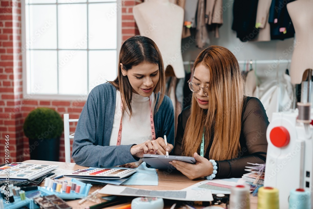 Obraz premium multi-ethnic designer group Discusses and exchange ideas for clothing design with intention and happiness.