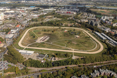 Die Galopprennbahn Neuss liegt im Osten der Stadt und umfasst ca. 17 Hektar Fläche. photo