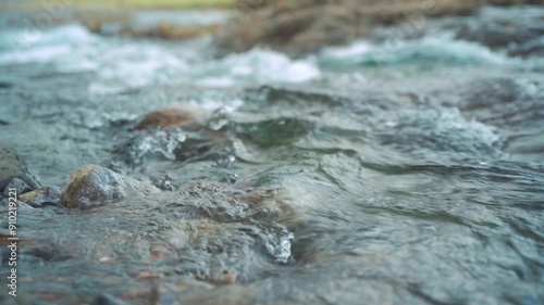 Ruisseau d'eau bleu clair Islande