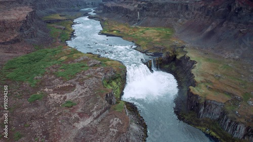 Grande cascade au milieu d'un cayon de roche volcanique