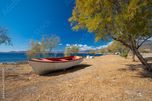 Fototapeta Naklejka Na Ścianę i Meble -  Wakacje i relaks nad morzem w Grecji, piękna linia wybrzeża, egzotyczny krajobraz, niebieskie niebo, klimat śródziemnomorski, wyspa Eubea, Grecja	