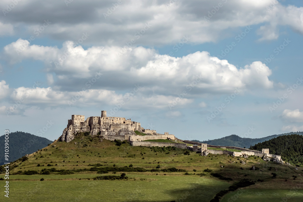 Fototapeta premium Spiš Castle built on a travertine base