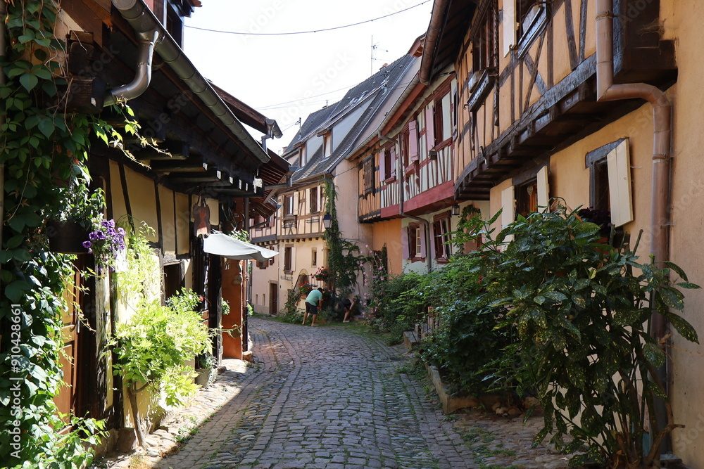 Obraz premium Vieille rue typique, ville de Eguisheim, département du Haut Rhin, France