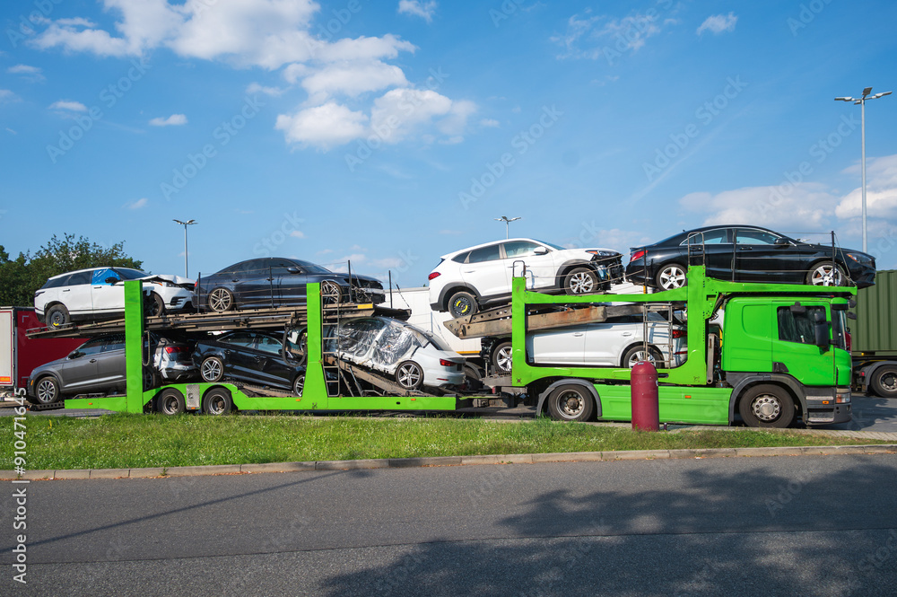 Ein Autotransporter hat nur Unfallautos geladen