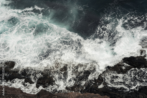 Olas chocando con las rocas, paisaje marítimo con vista desde arriba