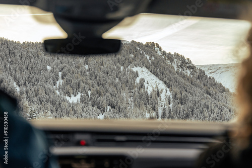 Vistas desde el coche subiendo hacia las montañas nevadas.  photo