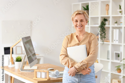 Mature female programmer wi...