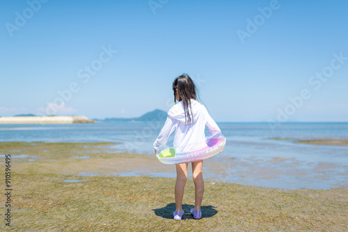 夏休みに海で海水浴をして遊ぶ女の子 photo