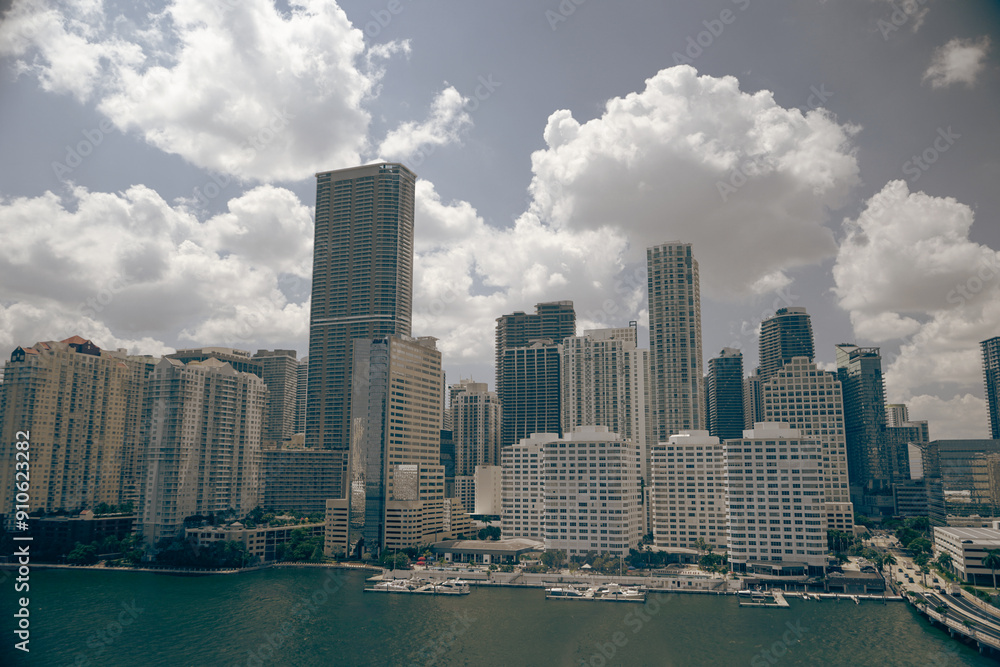 Fototapeta premium city skyline and harbor