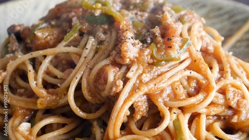 熱々のトマトスパゲッティ。湯気が出てるトマトケチャップ味のパスタのクローズアップ動画。