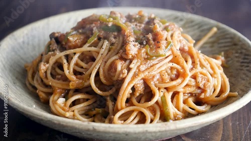 熱々のトマトスパゲッティ。湯気が出てるトマトケチャップ味のパスタ動画。