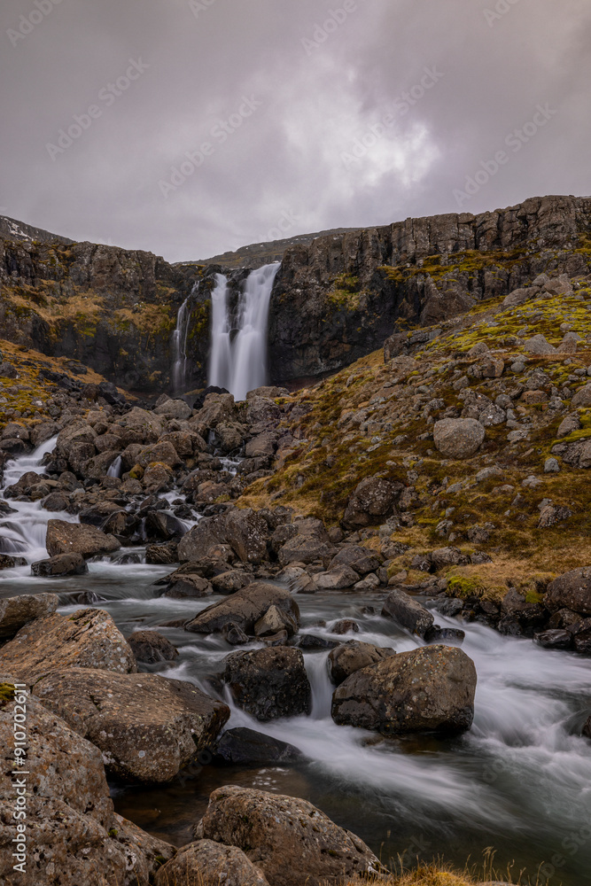 Obraz premium Landschaft mit Wasserfall auf Island