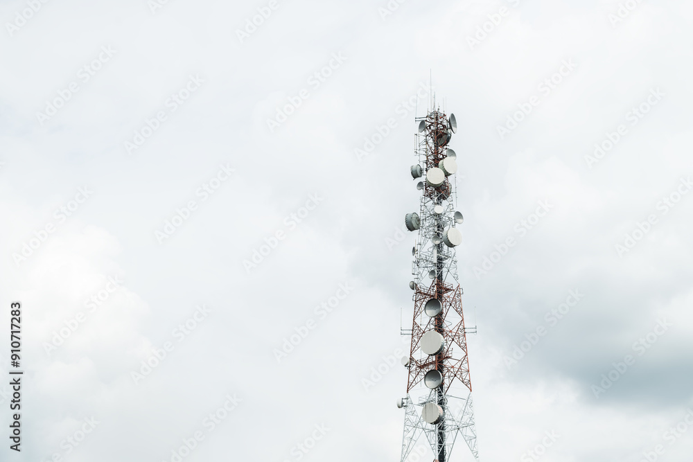 Obraz premium Signal tower or Mobile phone tower with sky. Telecommunication tower with 5G cellular network antenna. Global connection and internet network concept.