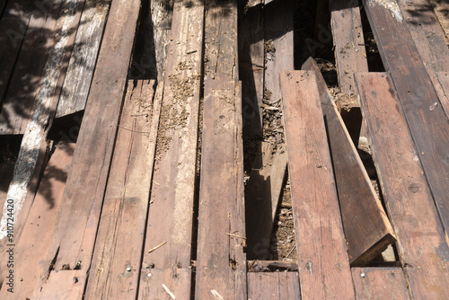 経年劣化により破損したウッドデッキ
