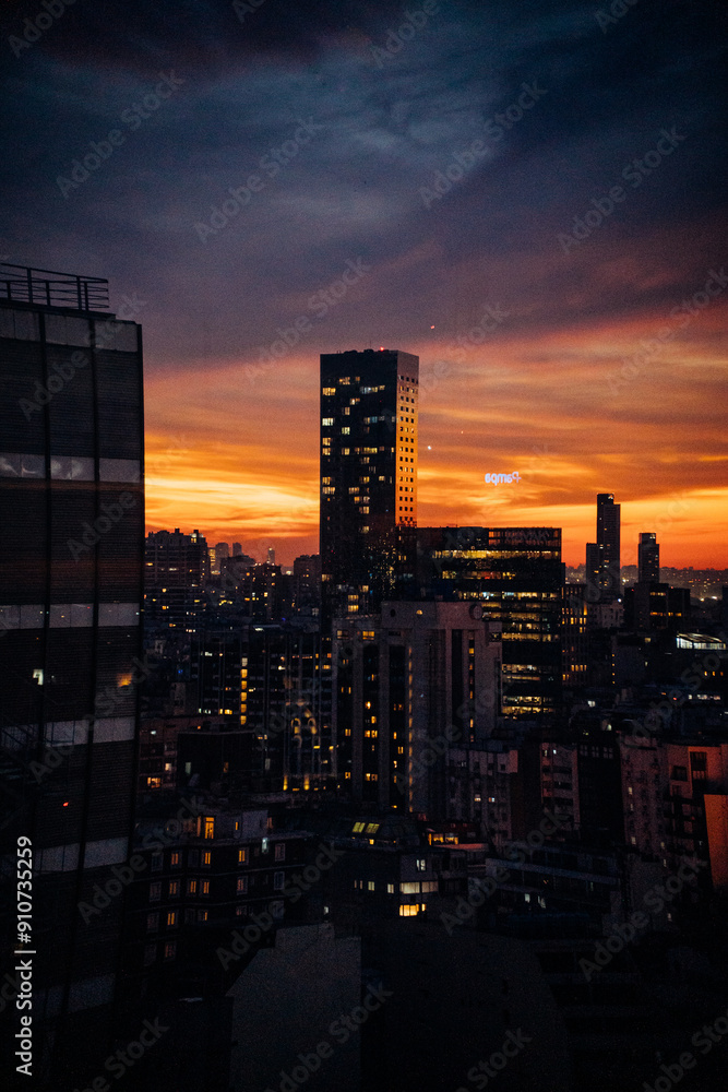Fototapeta premium Atardecer en una ciudad